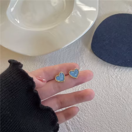 Σκουλαρίκια μικρά Καρδούλες με γυαλιστερό γαλάζιο σμάλτο πλαισιωμένο από χρυσό περίγραμμα