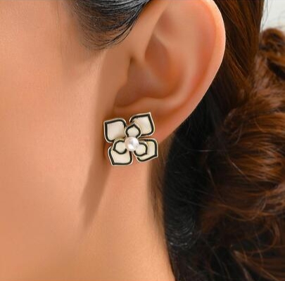 Σκουλαρίκια "CAMELLIA" λουλούδι με μαργαριτάρι νερού λευκές λεπτομέρειες και επιχρυσωμένα